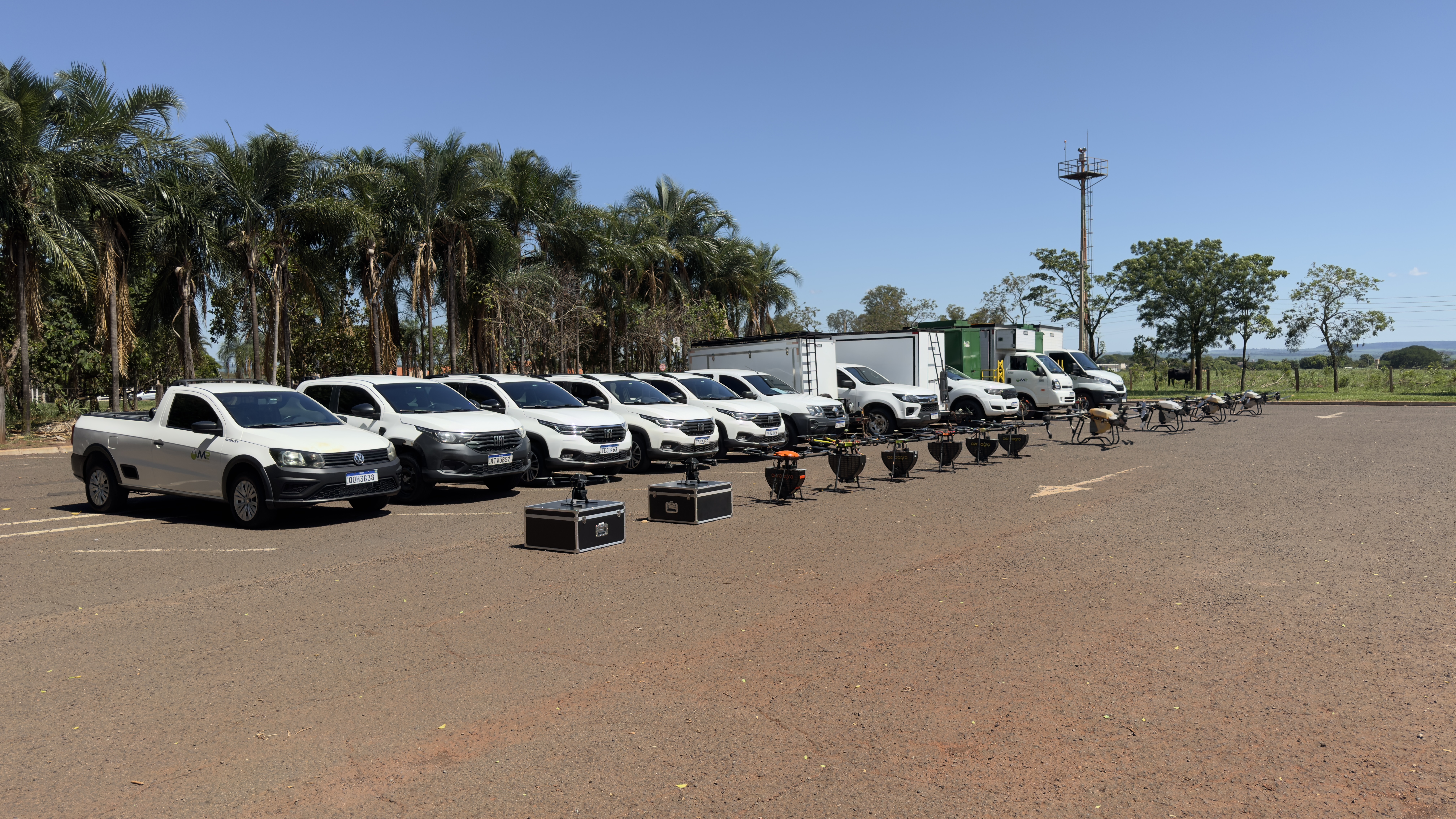Frota operacional da M2 Drones Agrícolas — aeronaves DJI e veículos de apoio no Triângulo Mineiro