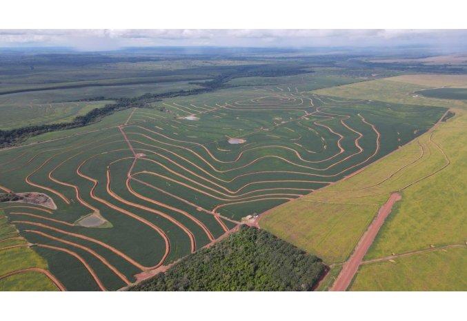 Lavoura com curvas de nível implementadas em grande escala