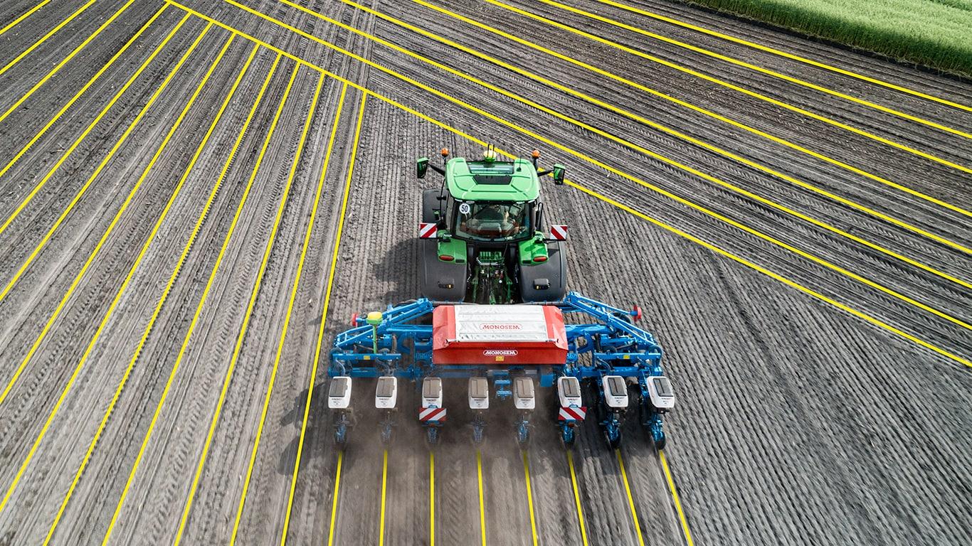 Trator com piloto automático RTK operando na lavoura — projeto de linhas de guia georreferenciadas